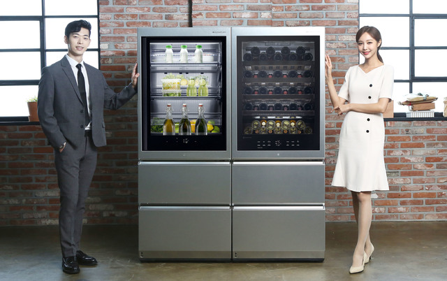 【서울=뉴시스】LG전자가 9일 초(超)프리미엄 LG 시그니처(LG SIGNATURE) 와인셀러와 LG 시그니처 상냉장ㆍ하냉동 냉장고를 국내에 출시했다. 사진은 모델이 LG 시그니처 와인셀러와 LG 시그니처 상냉장ㆍ하냉동 냉장고를 소개하는 모습. 왼쪽부터 LG 시그니처 상냉장ㆍ하냉동 냉장고, LG 시그니처 와인셀러. 사진 LG전자