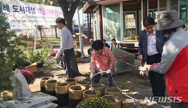 【전주=뉴시스】윤난슬 기자 = 전북대학교 LINC+사업단이 완주군 삼례읍 마을 가꾸기 사업을 시행해 지역민들로부터 큰 호응을 얻었다.2019.10.09.(사진=전북대 제공) photo@newsis.com