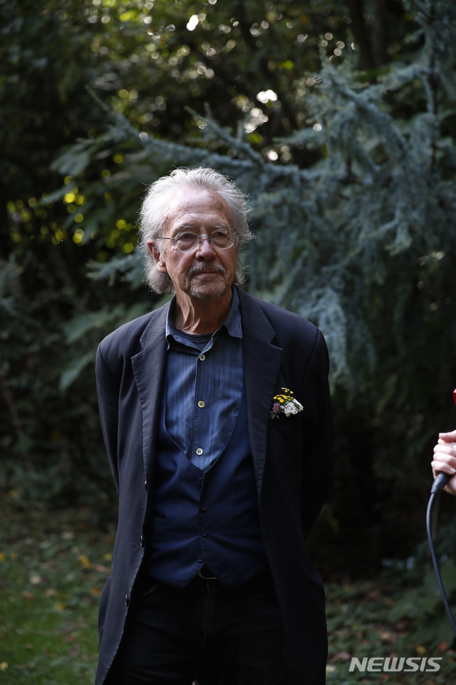 【파리=AP/뉴시스】 노벨문학상 수상자 오스트리아 작가 페터 한트케(77)가 지난 10월10일(현지시간) 프랑스 파리에 있는 자택에서 포즈를 취하고 있다. 2019.12.08.