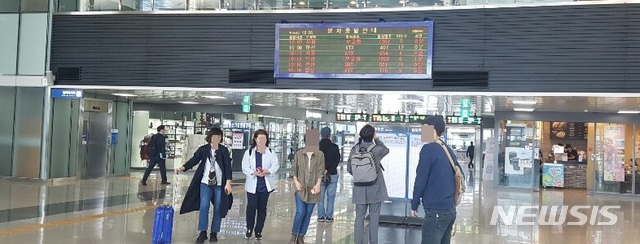 【대전=뉴시스】 김양수 기자 = 철도노조 파업 첫날인 11일 대전역의 모습. 열차 이용객들의 발길이 분주하다.2019.10.11 kys0505@newsis.com