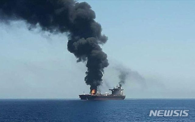【서울=뉴시스】이란 국영 TV가 11일 방영한 사우디아라비아 항구 제다 인근에서 2발의 로켓포 공격을 받아 폭발한 이란 유조선 '사비티'호에서 검은 연기가 치솟는 모습. <사진 출처 : 영국 텔레그래프> 2019.10.11
