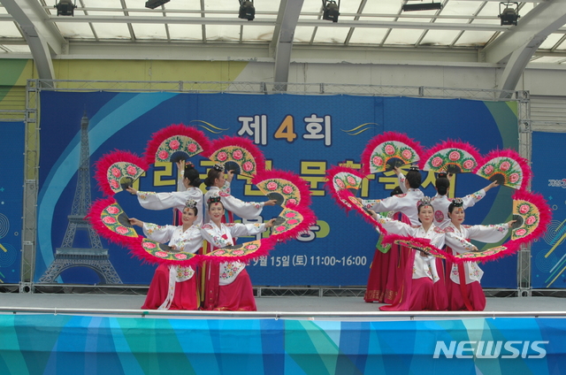 【서울=뉴시스】 지난해 열린 파리공원문화축제 공연. 2019.10.11. (사진=양천구 제공)