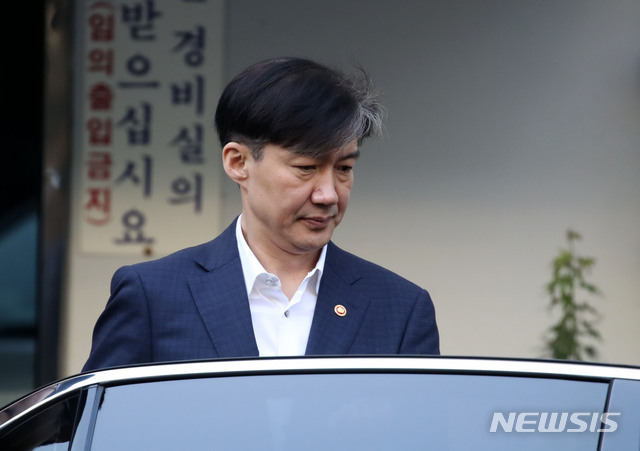 【서울=뉴시스】박미소 기자 = 조국 법무부 장관이 11일 오전 서울 서초구 자택에서 출근하고 있다. 2019.10.11.  misocamera@newsis.com