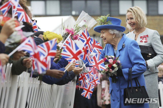 【런던=AP/뉴시스】지난 11일 영국 엘리자베스 2세 여왕이 시민의 환대를 받고 있는 모습. 2019.10.14.