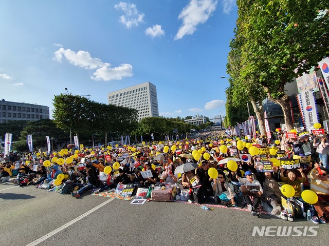 【서울=뉴시스】12일 서초동 서울중앙지검 앞에서 진행된 '제9차 사법적폐청산을 위한 검찰개혁 촛불문화제'에 참석한 시민들. 2019.10.12  photo@newsis.com 