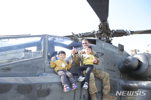 【칠곡=뉴시스】박홍식 기자 = 경북 칠곡군 칠곡보 생태공원에서 열린 '제7회 낙동강세계평화문화대축전' 및 '제10회 낙동강지구 전투 전승행사' 마지막 날인 13일 오후 어린이들이 미군과 함께 아파치 헬기에 올라 즐거워하고 있다. 2019.10.13 (사진= 육군 제2작전사령부 제공) photo@newsis.com