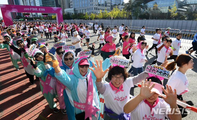 【서울=뉴시스】전신 기자 = '2019 핑크런 마라톤대회'에서 참가자들이 힘차게 출발하고 있다. 2019.10.13. (사진=한국사진기자협회 제공) photo@newsis.com