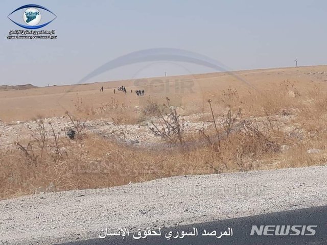 【서울=뉴시스】 IS 조직원과 가족 수만명을 수용해온 시리아민주군(SDF)의 대변인 무스파타 발리는 이날 트위터에 "아인 이사 수용소에서 IS 부역자들이 탈출했다"면서 사람들이 벌판을 달려가는 사진을 공개했다. 사진은 시리아인권관측소(SOHR)이 찍은 것으로 보인다. 2019.10.14
