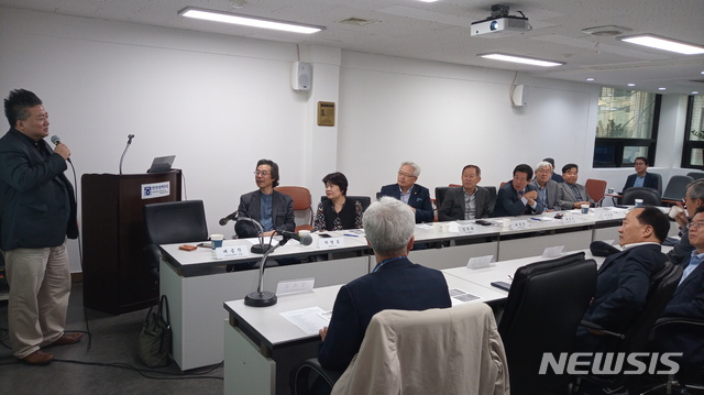 배종찬 인사이트케이 연구소장이 11일 오전 서울 중구 삼일대로 라이온스빌딩에서 열린 안민포럼 조찬강연에서 "대통령 지지율의 비밀과 총선의 ‘판도라’ 전망“를 주제로 강연중이다. (사진제공=안민포럼)