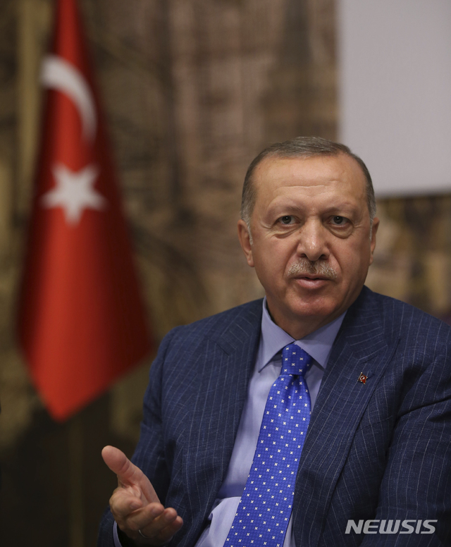 【이스탄불=AP/뉴시스】레제프 타이이프 에르도안 터키 대통령은 13일(현지시간) 터키 이스탄불에서 열린 기자회견에서 발언하고 있다. 2019.10.14