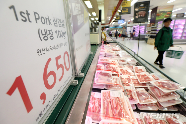 【서울=뉴시스】전신 기자 = 아프리카돼지열병(ASF) 발병 초기 급등했던 돼지고기 가격이 소비심리 위축과 유통물량 증가 영향으로 떨어지고 있는 가운데 14일 서울 한 대형마트에서 시민들이 돼지고기를 살펴보고 있다. 2019.10.14. photo1006@newsis.com