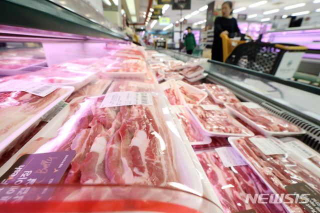【서울=뉴시스】전신 기자 = 아프리카돼지열병(ASF) 발병 초기 급등했던 돼지고기 가격이 소비심리 위축과 유통물량 증가 영향으로 떨어지고 있는 가운데 14일 서울 한 대형마트에서 시민들이 돼지고기를 살펴보고 있다. 2019.10.14. photo1006@newsis.com