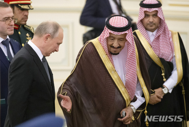 【리야드=AP/뉴시스】블라디미르 푸틴 러시아 대통령(앞줄 왼쪽)이 14일 사우디아라비아 수도 리야드에 도착해 살만 빈 압둘아지즈 알 사우드 국왕(앞줄 오른쪽)의 환영을 받고 있다. 2019.10.14.