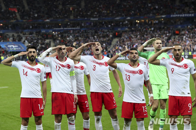 【파리=AP/뉴시스】 터키 축구 대표팀 선수들이 14일(현지시간) 프랑스 파리 생드니의 스타드 드 프랑스 경기장에서에서 열린 프랑스와 유로 2020 예선 경기 중 골 세리머니로 거수경례를 하고 있다. 이들은 시리아 쿠르드족을 공격한 터키군을 놓고 "조국에 몸 바친 이들"이라고 표현하며 경의를 표했다. 2019.10.17.