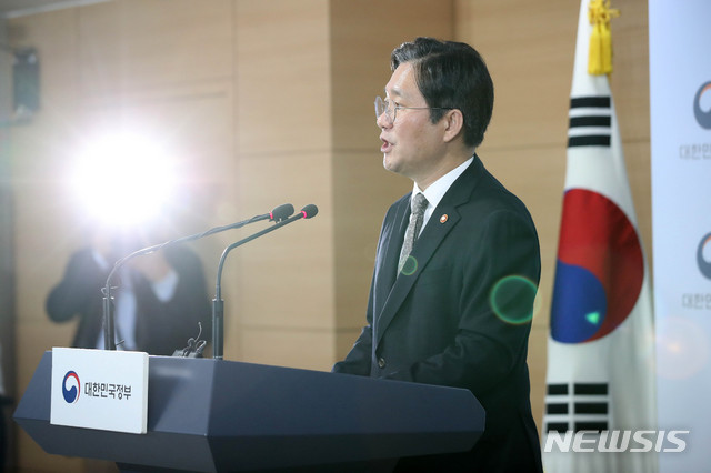 [서울=뉴시스]김선웅 기자 = 성윤모 산업통상자원부 장관이 지난해 10월 종로구 정부서울청사에서 관계부처 합동 브리핑을 열고 미래차 산업 비전과 전략을 발표하고 있다. 2019.10.15. mangusta@newsis.com