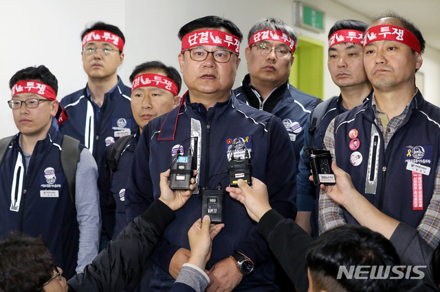 【서울=뉴시스】김병문 기자 = 윤병범 노조측 대표위원이 15일 오후 서울 성동구 서울교통공사 본사 협상장에서 열린 서울지하철1~8호선을 담당하는 서울교통공사의 2019년도 임·단협 4차 본교섭 결렬 후 입장을 밝히고 있다. 2019.10.15.  dadazon@newsis.com 