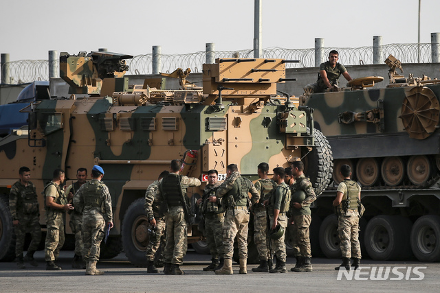 【카르카미스(터키)=AP/뉴시스】15일(현지시간) 터키 군인들이 터키 남동부 가지안테프 주 카르카미스 국경지역 장갑차 주변에서 시리아로 진입할 준비를 하고 있다. 2019.10.16.