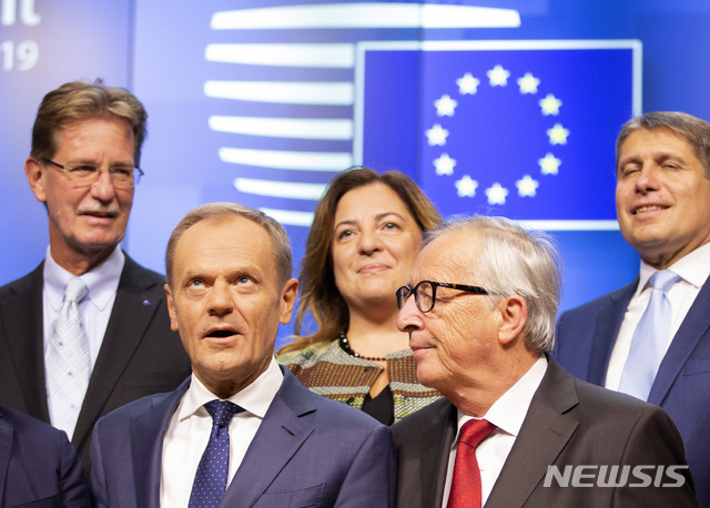 【브뤼셀=AP/뉴시스】16일(현지시간) 벨기에 브뤼셀에서 장 클로드 융커 유럽연합(EU) 집행위원장(오른쪽에서 두번째)과 도날트 투스크 EU 정상회의 상임의장(왼쪽에서 두번째) 등 EU 지도부가 회동에 앞서 사진을 촬영하고 있다. 2019.10.16. 