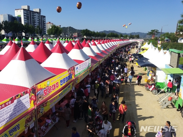 【보은=뉴시스】이성기 기자 = 충북 보은에서 열리고 있는 '2019 보은대추축제' 농특산물 판매장이 17일 구름인파로 북적이고 있다.2019.10.17.(사진=보은군 제공) photo@newsis.com