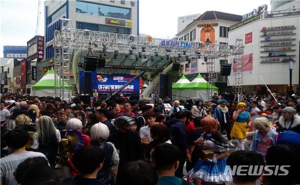 【대구=뉴시스】‘대구글로벌게임문화축제(e-Fun 2019)’가 19일부터 20일까지 대구시 중구 동성로 일대에서 화려하게 펼쳐진다. 사진은 지난해 축제모습이다. 2019.10.17.(사진=대구시 제공) photo@newsis.com