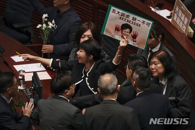 【홍콩=AP/뉴시스】17일 홍콩 입법회에서 야당 클로디아 모 의원이 캐리 람 장관에게 큰 소리로 항의하고 있다. 2019.10.17 