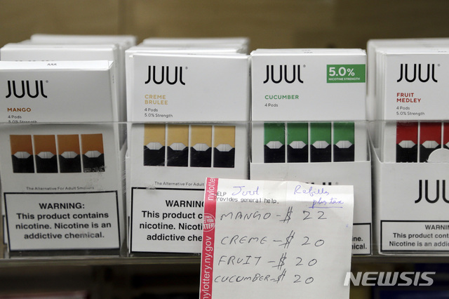 【뉴욕=AP/뉴시스】지난해 12월20일(현지시간) 미국 뉴욕의 한 상점에 전자담배 쥴이 판매 중인 모습. 망고향, 오이향 등 다양한 향의 제품이 보인다. 2019.11.22.