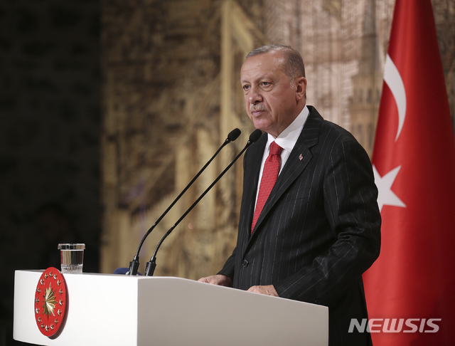 【이스탄불=AP/뉴시스】레제프 타이이프 에르도안 터키 대통령이 18일(현지시간) 이스탄불에서 외신기자들을 상대로 기자회견을 하고 있다. 2019.10.18.