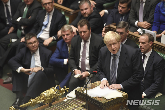 【런던=AP/뉴시스】  19일 런던 의회에서 하원 의원들을 향해 연설 중인 보리스 존슨 영국 총리. 2019.10.21.