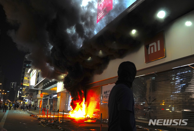 【홍콩=AP/뉴시스】20일 홍콩 네이선로드 소재 중국 전자제품기업 샤오미 매장에서 시위대의 방화로 불길이 치솟고 있다. 2019.10.20. 