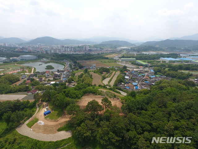 【서울=뉴시스】 이수지 기자 = 문화재청이 21일 경상남도 함안군에 있는 '함안 가야리 유적'(咸安 伽倻里 遺蹟)을 국가지정문화재 사적 제554호로 지정했다. 북쪽 봉산산성에서 바라본 '함안 가야리 유적' (사진=문화재청 제공) 2019.10.21.suejeeq@newsis.com  