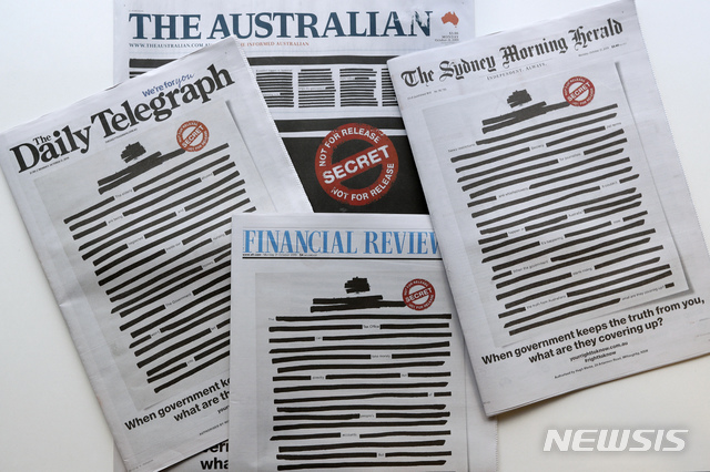 [시드니=AP/뉴시스] 작년 6월 호주 경찰의 공영방송사 ABC 압수수색이 합법적이라고 호주 연방법원은 17일(현지시간) 판단했다. 사진은 작년 8월 호주 주요 매체들이 정부의 언론 자유 탄압에 항의하며 1면 기사를 검은 줄로 지우고 발행한 사진. 2020.2.17.