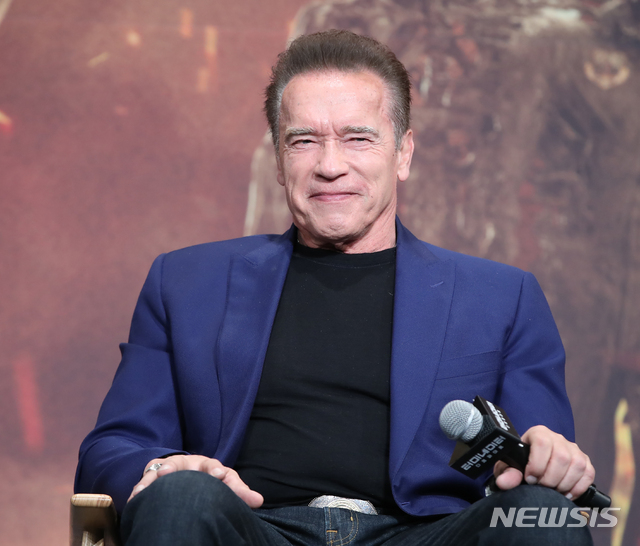 【서울=뉴시스】조수정 기자 = 2015년 이후 4년만에 내한한 배우 아놀드 슈왈제네거(Arnold Schwarzenegger)가 21일 오전 서울 종로구 포시즌스호텔에서 열린 영화 '터미네이터 : 다크페이트' 내한 기자회견에서 질문에 답하고 있다. 영화 '터미네이터:다크페이트'는 10월 개봉한다. 2019.10.21.chocrystal@newsis.com