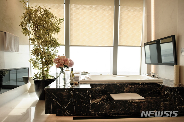 【서울=뉴시스】오크우드 프리미어 인천 64층 '펜트하우스'의 욕실