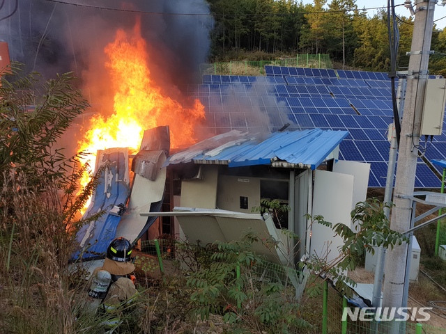 [하동=뉴시스]경남 하동군 진교면 태양광발전설비 ESS(에너지 저장장치)에서 화재가 발생했다. (사진=하동소방서 제공) 2019.10.22. kyk@newsis.com