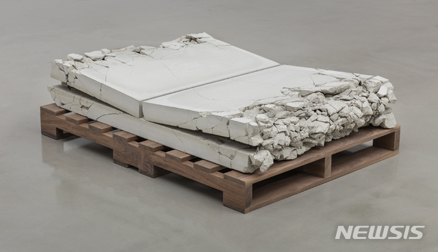 【서울=뉴시스】아날리아사반 Folded Concrete (Gate Fold), 2017, Concrete on walnut pallet, Overall Dimensions 33 × 127 × 94 cm