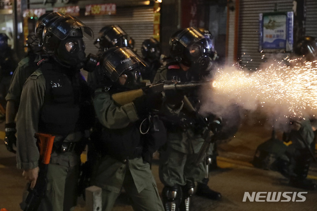 【홍콩=AP/뉴시스】21일 홍콩에서 경찰이 시위대에서 최루탄을 발사하고 있다. 2019.10.22 
