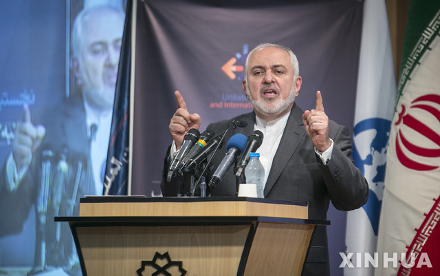 【 테헤란(이란)=신화/뉴시스】 이란의 모하마드 자바드 자리프 외무장관이 22일(현지시간) 테헤란에서 열린 "국제법과 (미국의) 일방주의" 국제회의에서 현재 중동위기의 책임은 미국에게 있다는 내용의 연설을 하고 있다.