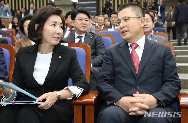 【서울=뉴시스】김명원 기자 = 황교안 대표와 나경원 원내대표가 22일 오전 서울 여의도 국회 제4회의장에서 열린 의원총회에서 이야기를 나누고 있다. 2019.10.22. kmx1105@newsis.com