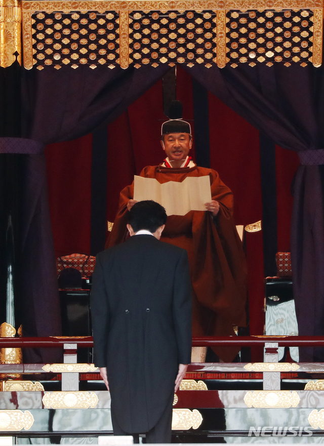 【도쿄=AP/뉴시스】아베 신조 일본 총리(왼쪽)가 22일 도쿄 고쿄(皇居)에서 열린 나루히토 일왕의 즉위 선포의식에 참석해 고개를 숙이고 있다. 2019.10.22 