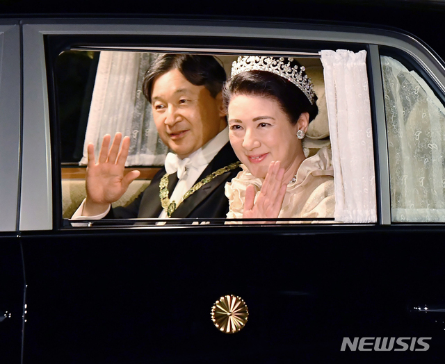 【도쿄=AP/뉴시스】 22일 일본의 새 왕으로 즉위한 나루히토 왕 및 마사코 왕비가 저녁 즉위 축하연에 참석하기 위해 차에 오른 뒤 손을 흔들고 있다. 만찬 연회장은 같은 아카사카 일왕 거소 궁전의 정원에서 이뤄진다. 2019. 10. 22. 