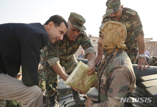 【하베트=AP/뉴시스】 시리아의 바샤르 아사드 대통령이 지난 22일 반군 장악 북서부 이들립주 남단의 요충지를 방문해 병사들과 대화하고 있다. 아사드는 이날 레제프 타이이프 에르도안 터키 대통령을 '도적'이라고 비난했다. 2019.11.01