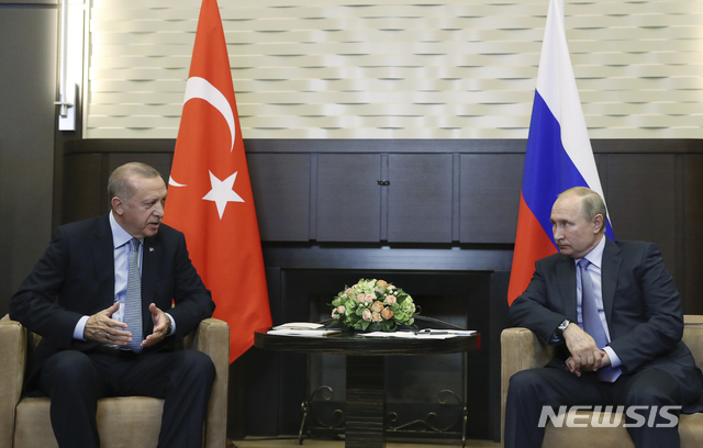 【소치(러시아)=AP/뉴시스】러시아를 방문한 레제프 타이이프 에르도안 터키 대통령(왼쪽)이 22일 소치에서 블라디미르 푸틴 러시아 대통령과 회담하고 있다. 에르도안 대통령은 회담 후 공동기자회견에서 터키와 러시아는 시리아 내 쿠르드족 전사들이 시리아 북동부 접경지역으로부터 150시간 내에 국경 30㎞ 밖으로 이동해야 한다는데 합의했다고 밝혔다. 2019.10.23