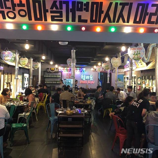 【서울=뉴시스】진로바베큐 1호점에서 베트남 소비자들이 한국음식과 한국소주 참이슬을 즐기고 있다.