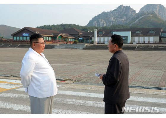 【서울=뉴시스】북한 김정은 국무위원장이 금강산관광지구를 시찰했다고 지난 23일 노동신문이 보도했다. (사진=노동신문 캡처)photo@newsis.com