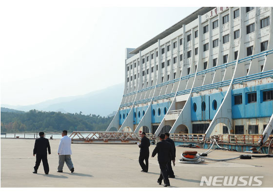 【서울=뉴시스】북한 김정은 국무위원장이 금강산관광지구를 시찰했다고 23일 노동신문이 보도했다. 이날 보도에 따르면 김 위원장은 "고성항과 해금강호텔, 문화회관, 금강산호텔, 금강산옥류관, 금강펜션타운, 구룡마을, 온천빌리지, 가족호텔, 제２온정각, 고성항회집, 고성항골프장, 고성항출입사무소 등 남조선측에서 건설한 대상들과 삼일포와 해금강, 구룡연일대를 돌아보며 자연경관을 훼손하는 시설물에 대해 엄하게 지적했다"고 보도했다. 2019.10.18. (사진=노동신문 캡처) photo@newsis.com