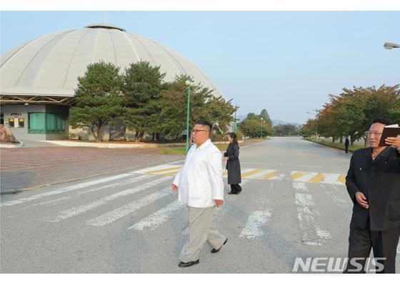 【서울=뉴시스】북한 김정은 국무위원장이 금강산관광지구를 시찰했다고 23일 노동신문이 보도했다. 이날 보도에 따르면 김 위원장은 "고성항과 해금강호텔, 문화회관, 금강산호텔, 금강산옥류관, 금강펜션타운, 구룡마을, 온천빌리지, 가족호텔, 제２온정각, 고성항회집, 고성항골프장, 고성항출입사무소 등 남조선측에서 건설한 대상들과 삼일포와 해금강, 구룡연일대를 돌아보며 자연경관을 훼손하는 시설물에 대해 엄하게 지적했다"고 보도했다. 2019.10.18. (사진=노동신문 캡처) photo@newsis.com