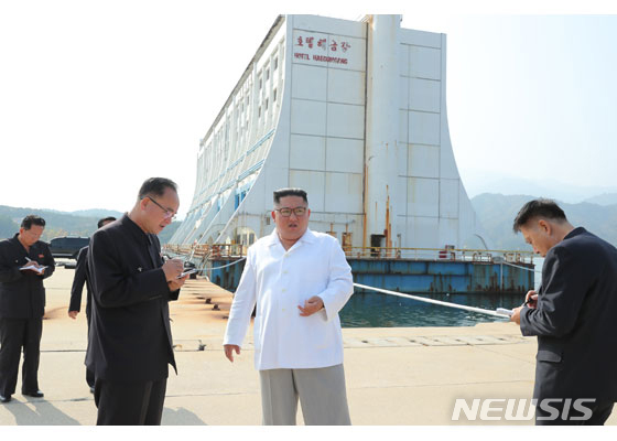 【서울=뉴시스】북한 김정은 국무위원장이 금강산관광지구를 시찰했다고 23일 노동신문이 보도했다. 이날 보도에 따르면 김 위원장은 "고성항과 해금강호텔, 문화회관, 금강산호텔, 금강산옥류관, 금강펜션타운, 구룡마을, 온천빌리지, 가족호텔, 제２온정각, 고성항회집, 고성항골프장, 고성항출입사무소 등 남조선측에서 건설한 대상들과 삼일포와 해금강, 구룡연일대를 돌아보며 자연경관을 훼손하는 시설물에 대해 엄하게 지적했다"고 보도했다. 2019.10.18. (사진=노동신문 캡처) photo@newsis.com