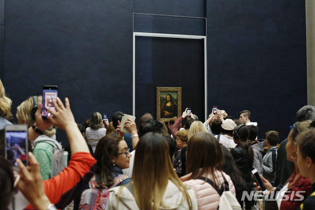 【파리=AP/뉴시스】 프랑스 파리 루브르박물관에 전시된 레오나르도 다빈치의 작품 ‘모나리자’가 세계에서 가장 실망스러운 걸작 1위로 선정됐다고 27일(현지시각) 프랑스 일간 르파리지앵이 보도했다. 사진은 프랑스 파리의 루브르 박물관에서 관광객들이 레오나르도 다빈치의 '모나리자'를 관람하며 휴대전화로 사진을 찍고 있는 모습. 2024.3.28