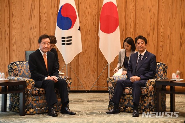 【서울=뉴시스】이낙연 국무총리가 24일 오전 일본 도쿄 총리관저에서 아베 신조 총리와 만나 면담하고 있다. 2019.10.24. (사진=이낙연 국무총리 페이스북)  photo@newsis.com 