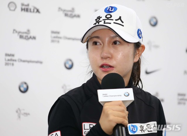 【서울=뉴시스】이승연이 24일 부산시 기장군에 위치한 LPGA 인터내셔널 부산에서 열린 BMW Ladies Championship 2019 1라운드를 마친 뒤 인터뷰 하고 있다. 2019.10.24. (사진=KLPGA 제공) photo@newsis.com